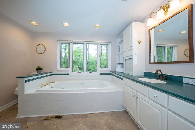 6 QUARTERWOOD RD, Malvern, PA 19355