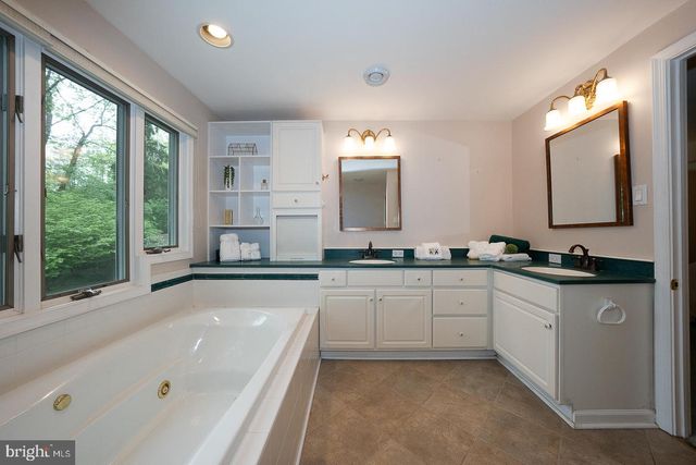 6 QUARTERWOOD RD, Malvern, PA 19355