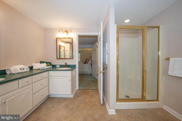 6 QUARTERWOOD RD, Malvern, PA 19355