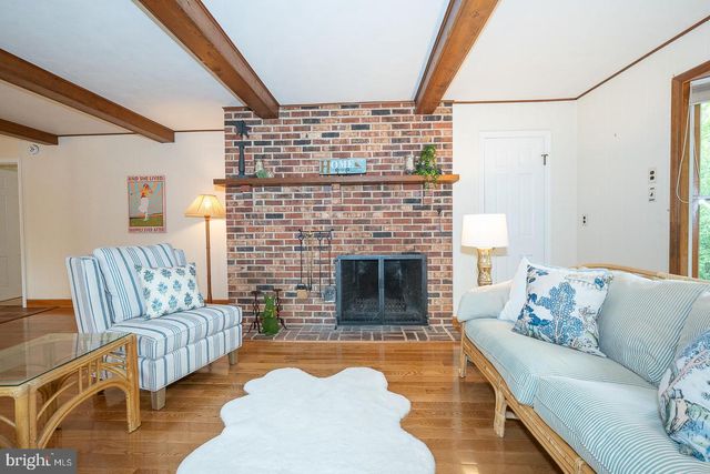 6 QUARTERWOOD RD, Malvern, PA 19355
