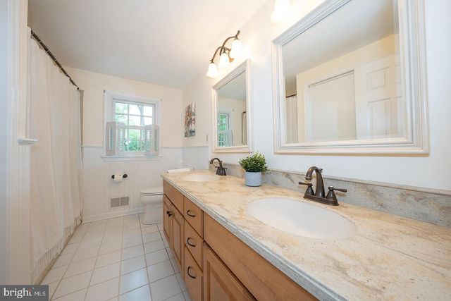 6 QUARTERWOOD RD, Malvern, PA 19355