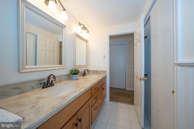 6 QUARTERWOOD RD, Malvern, PA 19355