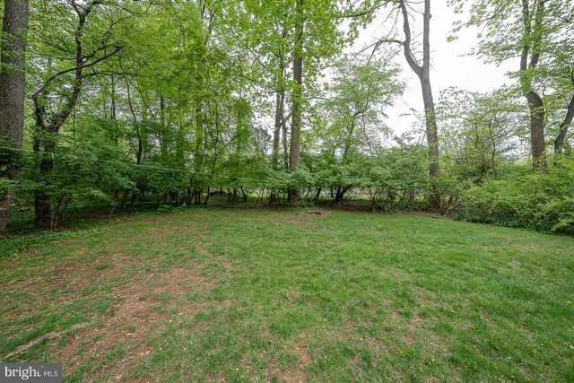 6 QUARTERWOOD RD, Malvern, PA 19355