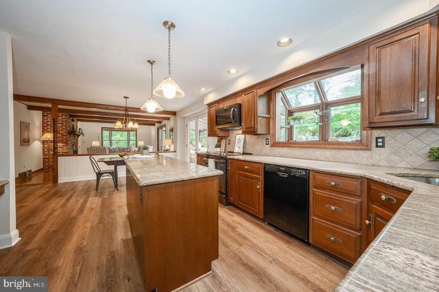 6 QUARTERWOOD RD, Malvern, PA 19355