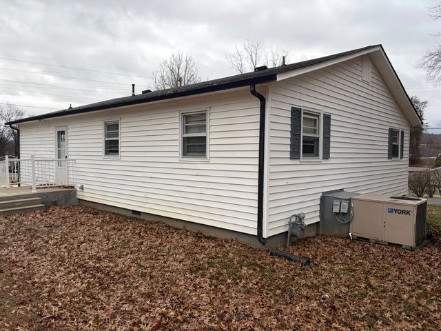 215 Orchard Ln, Mcminnville, TN 37110