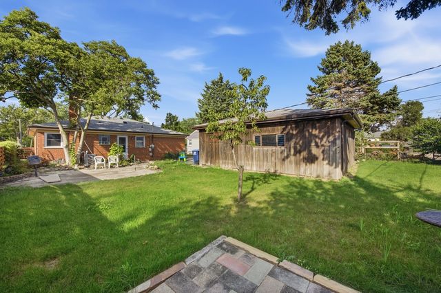 33 Cranbrook Drive, Des Plaines, IL 60016