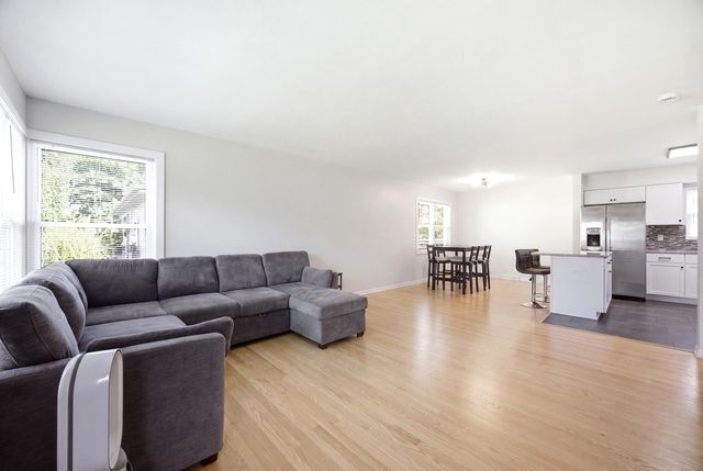 33 Cranbrook Drive, Des Plaines, IL 60016