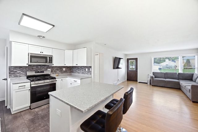 33 Cranbrook Drive, Des Plaines, IL 60016