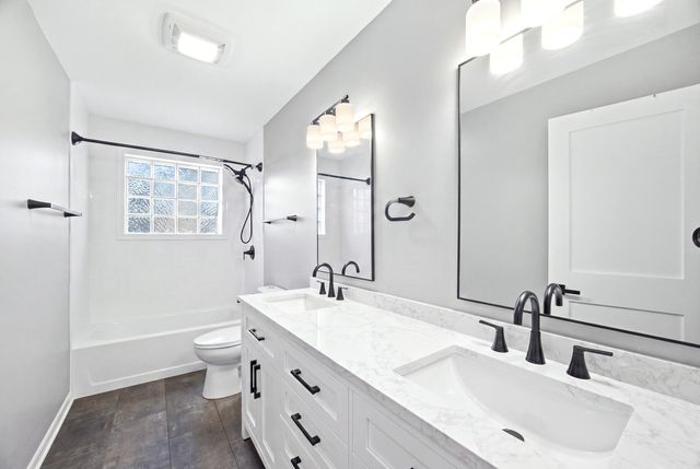 33 Cranbrook Drive, Des Plaines, IL 60016