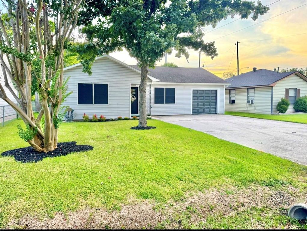 308 S 11th Street, La Porte, TX 77571