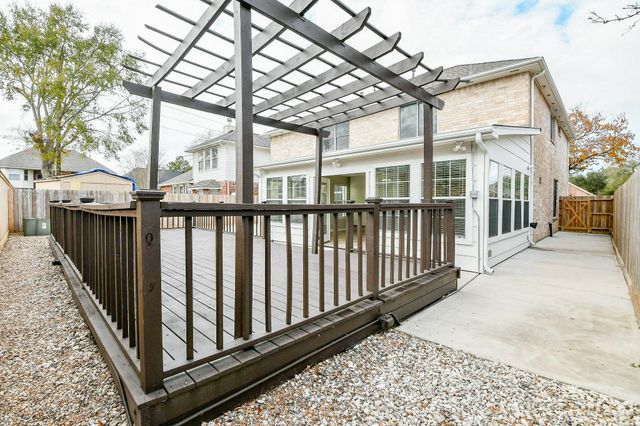 815 Robins Way, Stafford, TX 77477