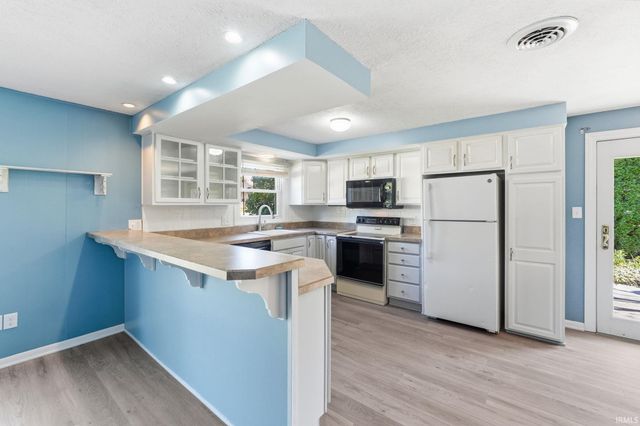 14816 Michael Drive, Leo, IN 46765