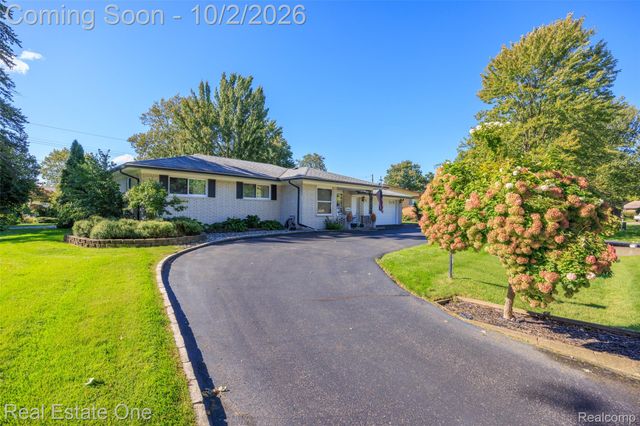 6056 Pinetree Drive, Shelby Charter Township, MI 48316