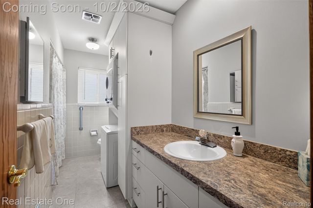 6056 Pinetree Drive, Shelby Charter Township, MI 48316