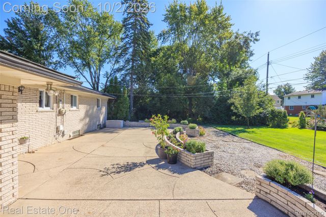6056 Pinetree Drive, Shelby Charter Township, MI 48316
