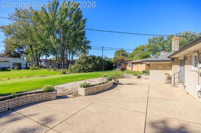 6056 Pinetree Drive, Shelby Charter Township, MI 48316