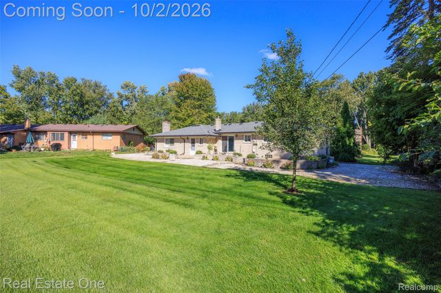 6056 Pinetree Drive, Shelby Charter Township, MI 48316