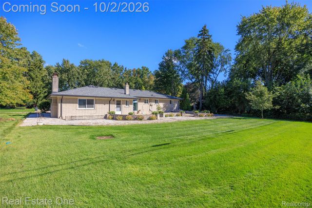 6056 Pinetree Drive, Shelby Charter Township, MI 48316