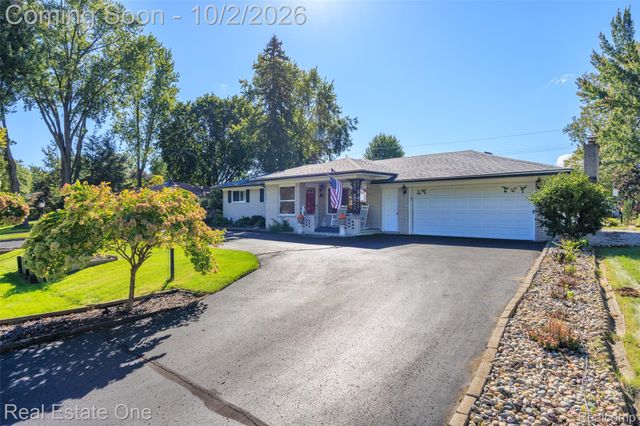 6056 Pinetree Drive, Shelby Charter Township, MI 48316