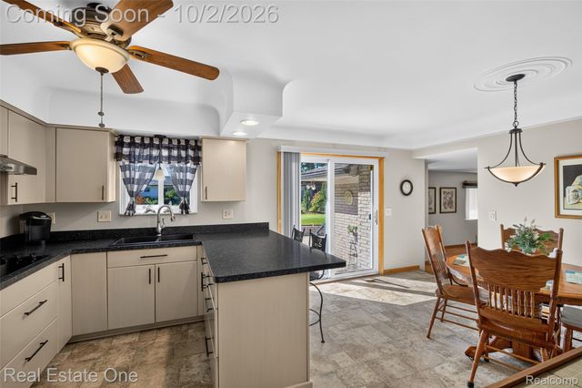 6056 Pinetree Drive, Shelby Charter Township, MI 48316