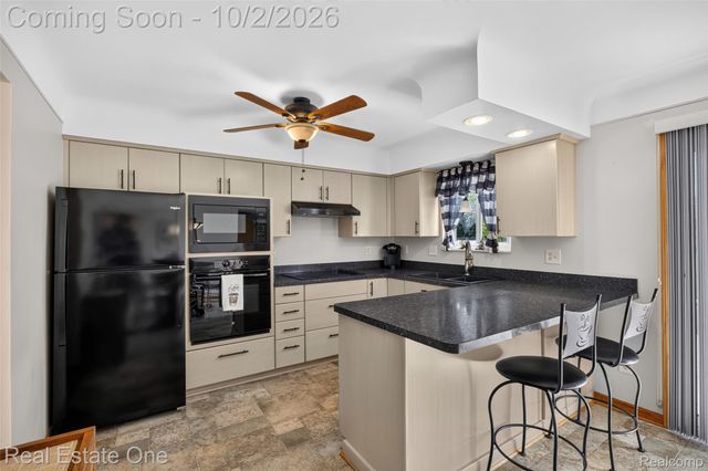 6056 Pinetree Drive, Shelby Charter Township, MI 48316