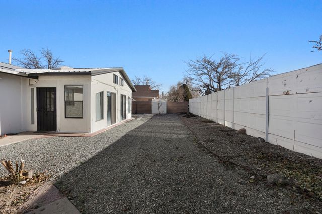 2717 Los Tretos Street NW, Albuquerque, NM 87120