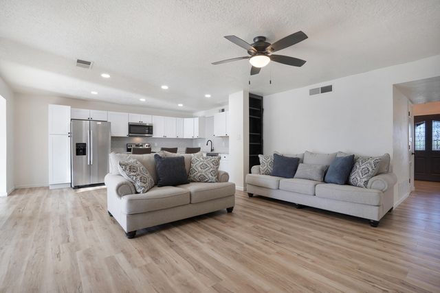 2717 Los Tretos Street NW, Albuquerque, NM 87120