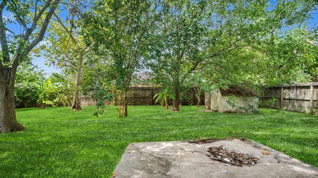 131 Meadow Bend Street, League City, TX 77573