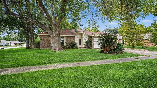 131 Meadow Bend Street, League City, TX 77573