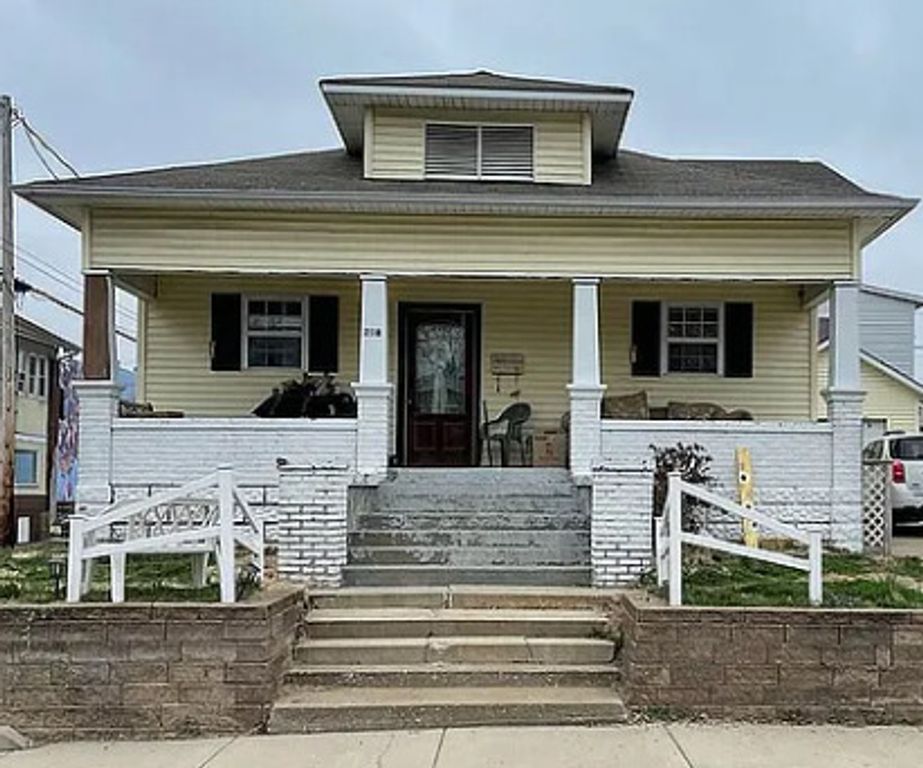 208 W College Street, Marion, IL 62959