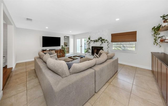 908 W CANDLEWOOD AVENUE, Tampa, FL 33603