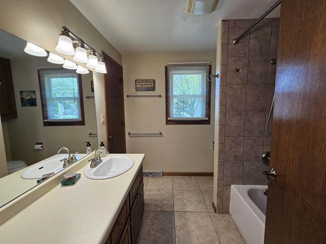422 S FOX CROFT DRIVE, De Pere, WI 54115
