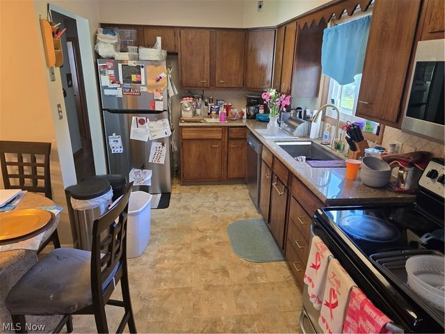 3327 Nottingham Drive, Parma, OH 44134