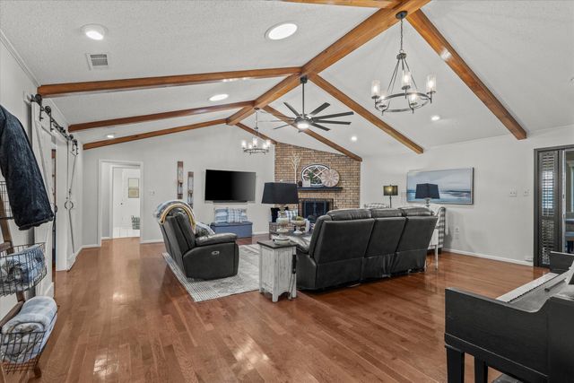 303 Cottonwood Lane, Levelland, TX 79336