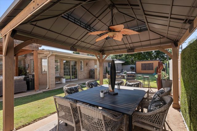 303 Cottonwood Lane, Levelland, TX 79336