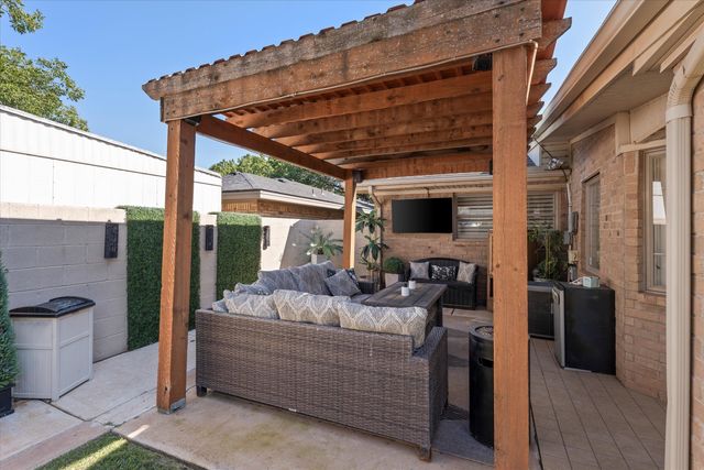 303 Cottonwood Lane, Levelland, TX 79336