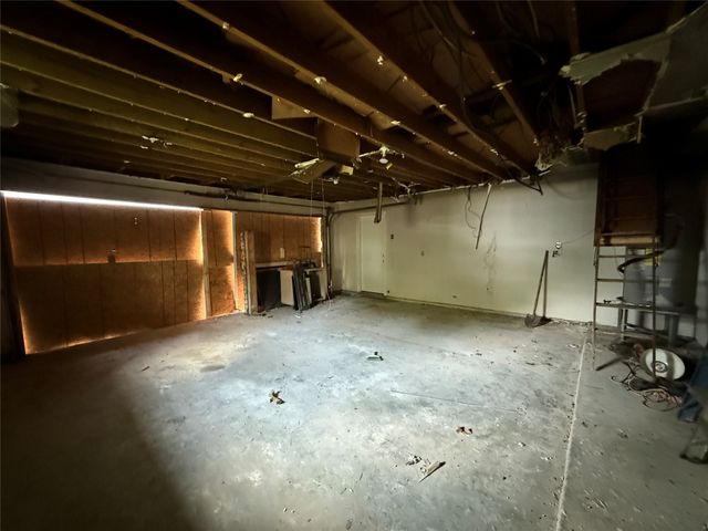 1013 Rockmoor Drive, Edgecliff Village, TX 76134