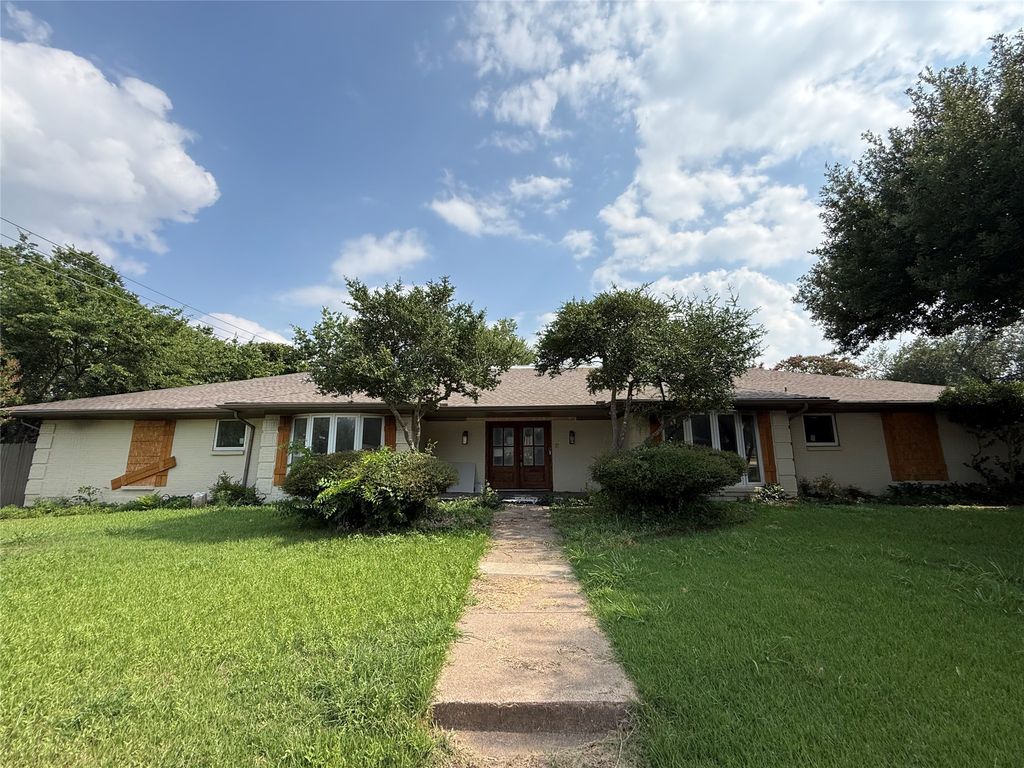 1013 Rockmoor Drive, Edgecliff Village, TX 76134