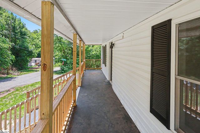 586 Hickory Drive, Startex, SC 29377
