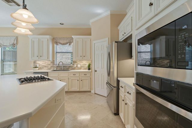 13 Stonegate Park Court, Spring, TX 77379