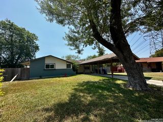 5038 John Young, San Antonio, TX 78219