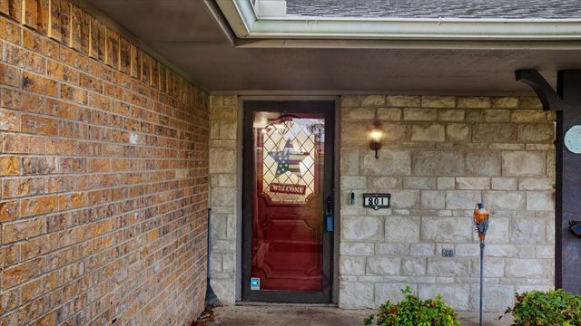 801 Little Creek Trail, Oak Leaf, TX 75154
