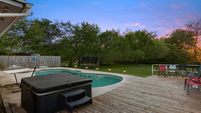 801 Little Creek Trail, Oak Leaf, TX 75154