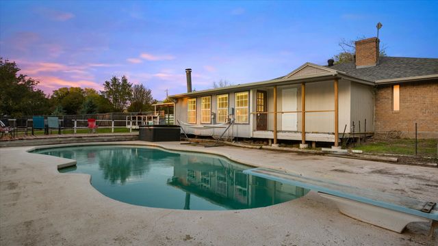 801 Little Creek Trail, Oak Leaf, TX 75154