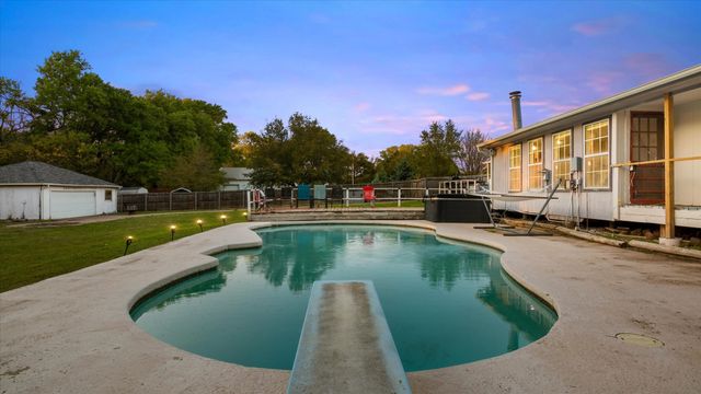 801 Little Creek Trail, Oak Leaf, TX 75154
