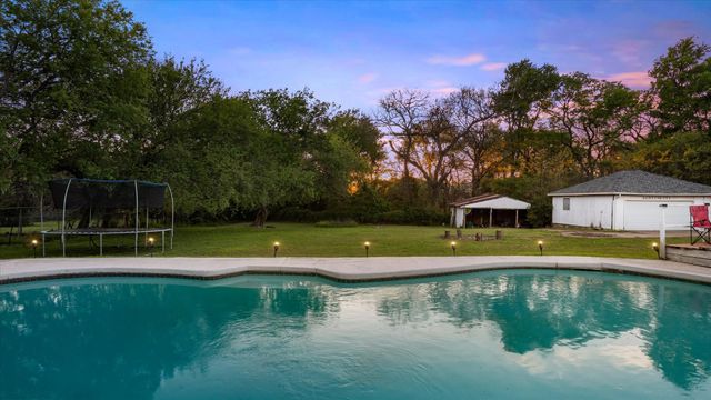 801 Little Creek Trail, Oak Leaf, TX 75154