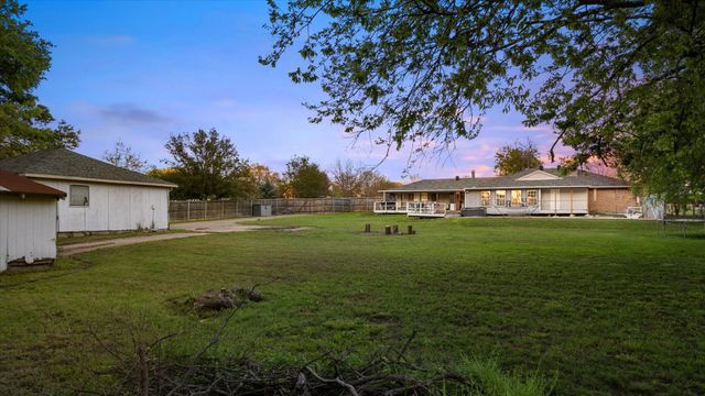 801 Little Creek Trail, Oak Leaf, TX 75154