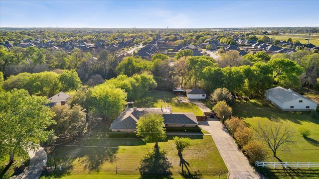 801 Little Creek Trail, Oak Leaf, TX 75154