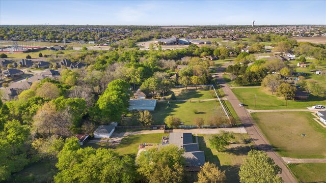 801 Little Creek Trail, Oak Leaf, TX 75154