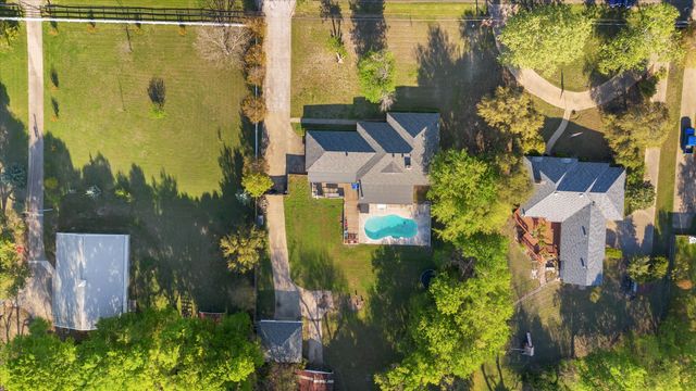 801 Little Creek Trail, Oak Leaf, TX 75154